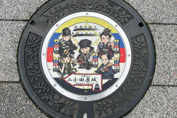 Odawara: Manhole covers featuring Go-Hojo clan characters